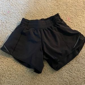 black lululemon hotty hot shorts 4’ size 2